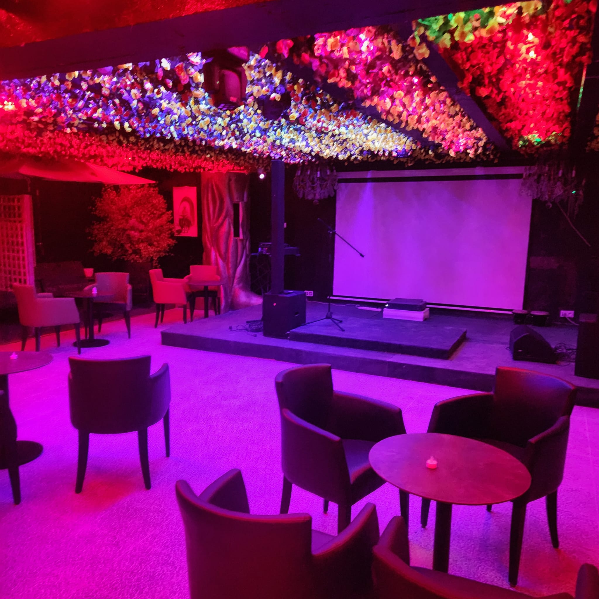 Scène et éclairage pour soirée privée à Paris